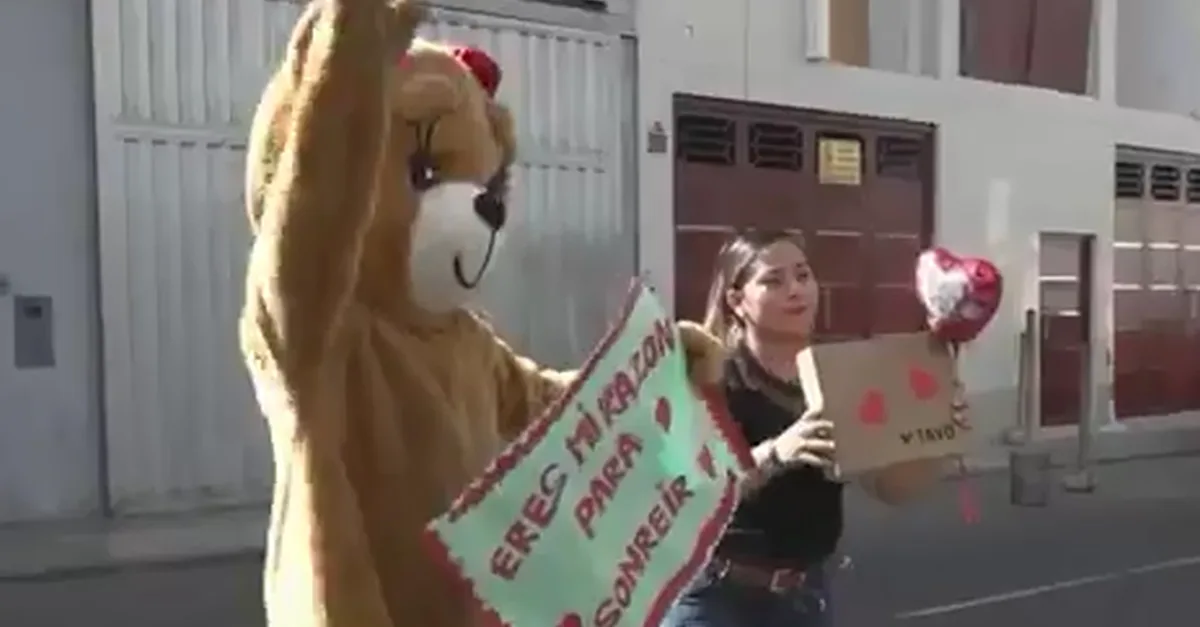 Polícia do Peru prende suspeitas de tráfico disfarçada de urso de pelúcia em ação viral