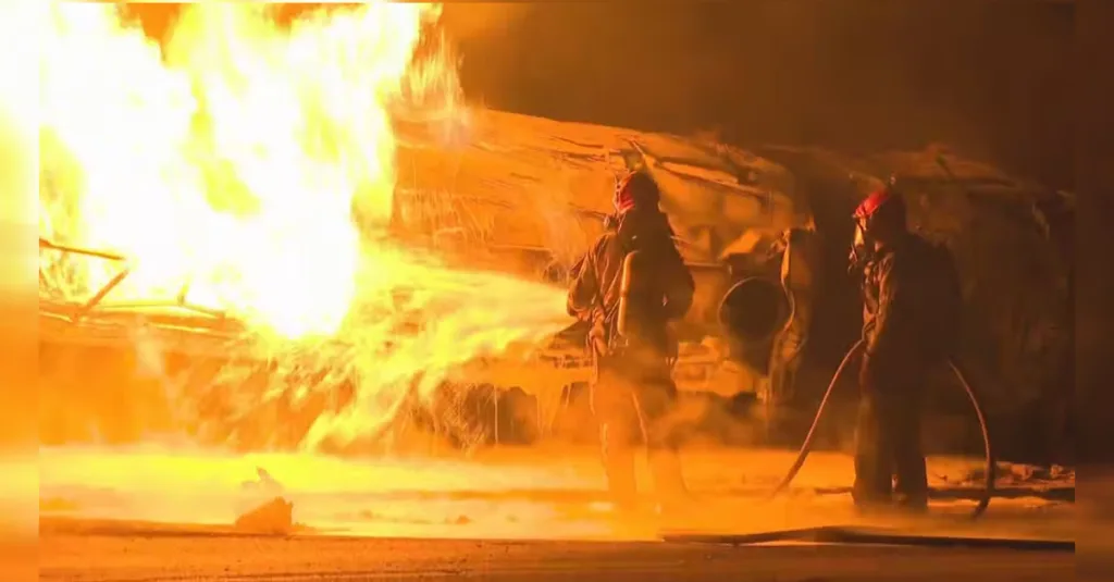 Caminhão com combustível tomba em BH: provoca incêndio e deixa uma vítima fatal