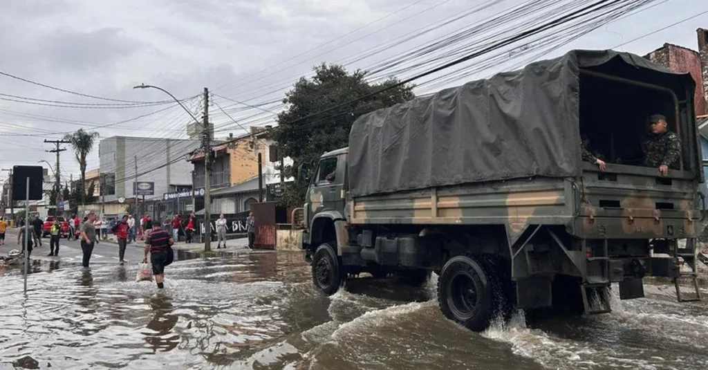 Desespero em Sarandi: Vídeo Captura Momento de Tensão Enquanto Dique Extravasa